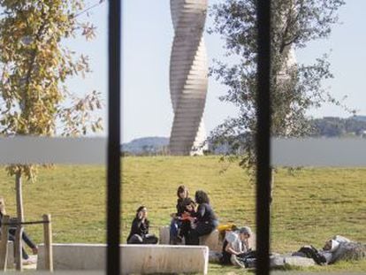 Un grupo de alumnos en el campus de la Autónoma de Barcelona.
