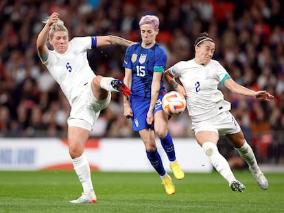 Soccer Football - International Women's Friendly - England v United States - Wembley Stadium, London, Britain - October 7, 2022 Megan Rapinoe of the U.S. in action with England's Millie Bright and Lucy Bronze Action Images via Reuters/Peter Cziborra     TPX IMAGES OF THE DAY