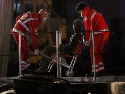 Un inmigrante es atendido por Cruz Roja a su llegada al puerto de Catania (Italia).