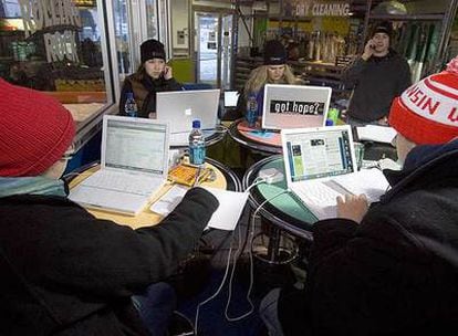 Miembros del equipo de Obama hacen campaña por teléfono en Wisconsin, el pasado febrero.