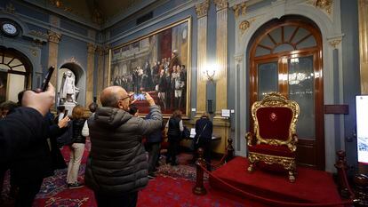 Un grupo de ciudadanos visita el Senado durante la jornada de puertas abiertas en la Cámara alta, este jueves.