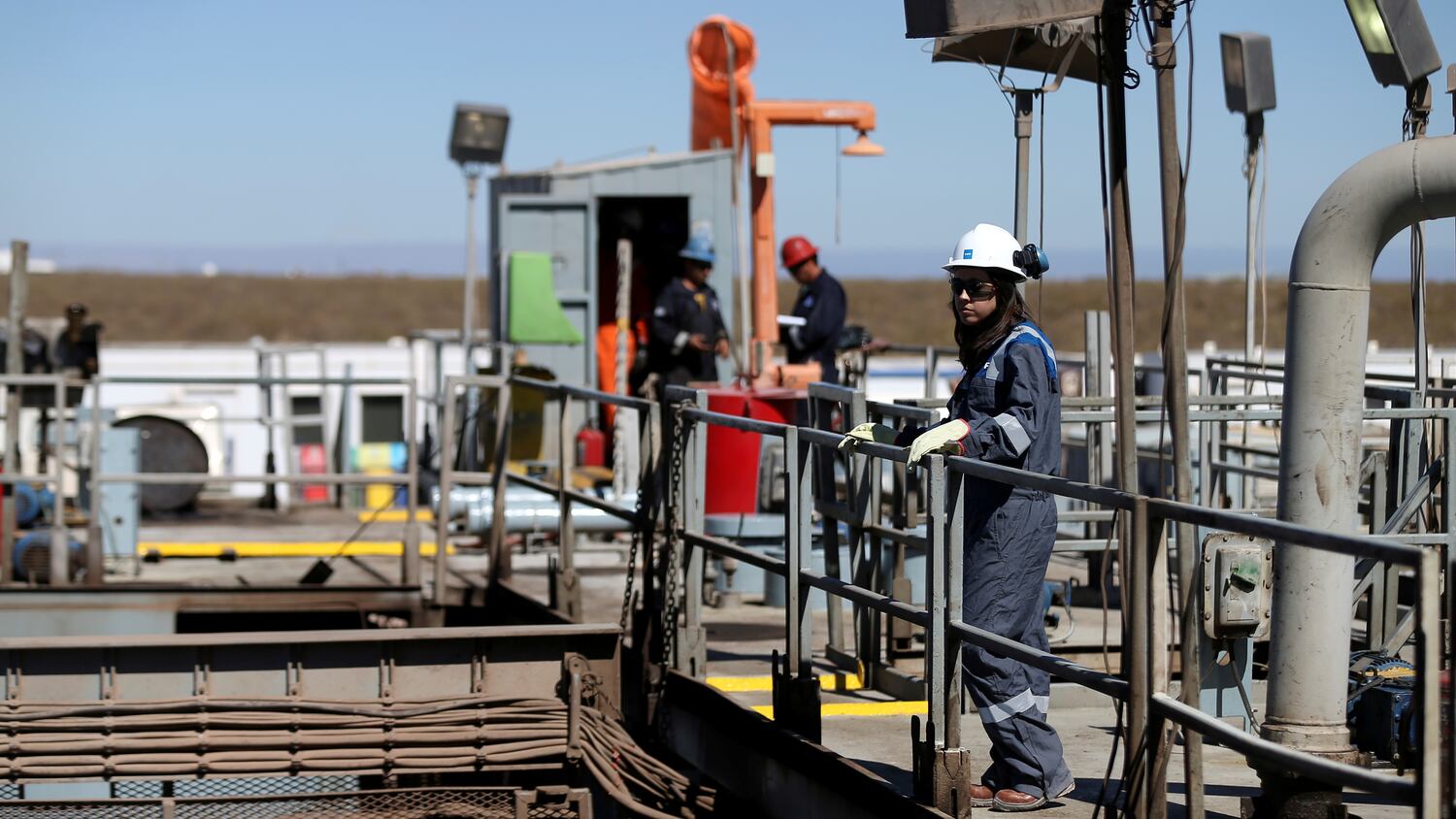 Un trabajador en la plataforma de un pozo de Vaca Muerta, en enero.