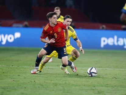 Gavi protege el balón ante Olsson.