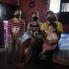 Medaly y sus hermanas Nayeli, Jimena y Yamilet, que nació durante la pandemia. Medaly cuenta que durante el cierre de la escuela no sabía cómo proceder porque los profesores mandaban tareas todos los días y ella no alcanzaba a todo. "Cuando ayudaba en sus tareas a mi hermana, que estaba en quinto de secundaria, o a la menor, me atrasaba”, explica. “En ocasiones pedíamos a alguien que nos prestara [dinero] para recargar el saldo del móvil, pero otras veces no teníamos a quién acudir. Ha sido más un año de esfuerzo que de aprendizaje, el colegio se volvió complicado”.