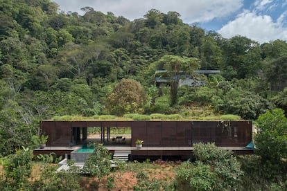 El estudio checo Formafatal diseñó esta casa en Puntarenas (Costa Rica) empleando celosías metálicas y plantando vegetación local sobre la cubierta para integrar la vivienda y rebajar el calentamiento del sol.