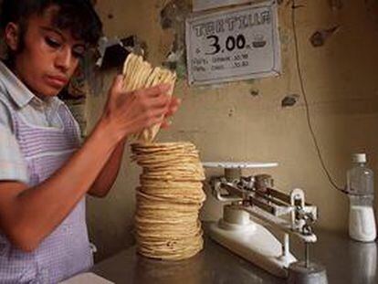 Una mujer pesa tortillas de maíz, alimento básico en México.