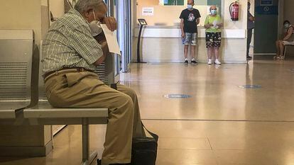 Un hombre espera en la entrada de Urgencias del Hospital Infanta Sofía para ser atendido.