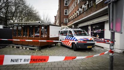 La policía investiga el lugar donde se han localizado una cabeza humana en el distrito de Amstelveenseweg en Amsterdam.