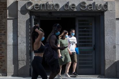 Entrada al centro de salud Lavapiés, en Madrid.