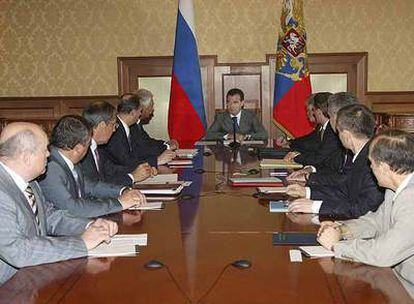 Medvédev, reunido con su consejo de seguridad, ayer en Sochi.