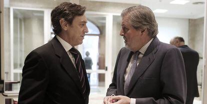 Rafael Hernando e Íñigo Méndez de Vigo este martes en el Congreso.