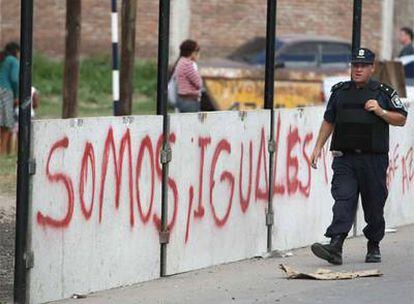 La pared pretende combatir los elevados índices de inseguridad que existen en la provincia de Buenos Aires