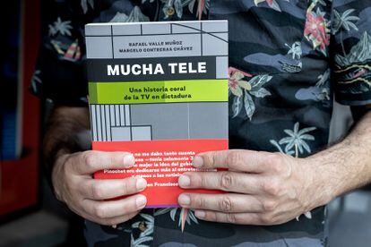 The cover of the book 'Mucha tele'.