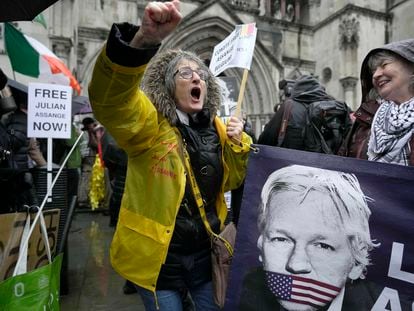 Manifestantes a favor de la libertad de Julian Assange, el 21 de febrero ante el Tribunal Superior de Justicia en Londres.