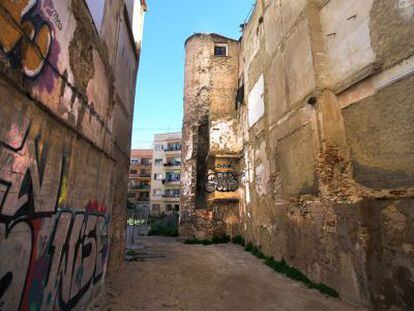 De la muralla àrab sobreviu poc més que una torre mig enrunada, al costat del carrer d’En Borràs, en ple cor del barri del Carme.