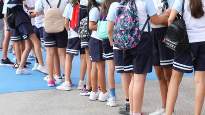 Un grupo de niños espera para entrar en el colegio Maestro Padilla de Madrid el pasado lunes.