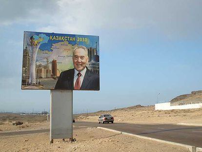 Un paisaje desierto del Caspio, camino de Bautino, en el que llama la atención un cartel del presidente Nursultán Nazarbáyev.