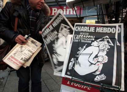 Ejemplares del &uacute;ltimo &#039;Charlie Hebdo&#039; en un quiosco de Niza.