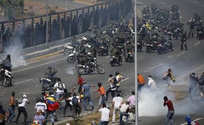 Contrarios al régimen de Maduro se enfrentan a la Guardia Nacional Bolivariana en Caracas.