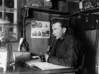 Alfred Wegener en su mesa en Groenlandia, en 1930. La imagen pertenece al Alfred Wegener Institute for Polar and Marine Research.