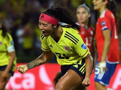 Liana Salazar celebra después de anotar un gol contra Chile, en el estadio Centenario de Armenia, el 20 de julio de 2022.