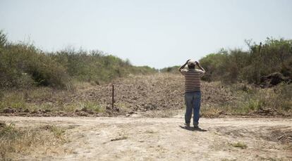 Un líder ayoreo se lleva las manos a la cabeza, incrédulo. Los totobiegosode marcan en su GPS una zona talada ilegalmente y para que no vuelva a ser usada la máquina encontrada en su propiedad, sabotean el tanque de combustible.