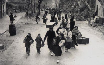 Mujeres y ni&ntilde;os camino de la frontera francesa a principios de 1939.
