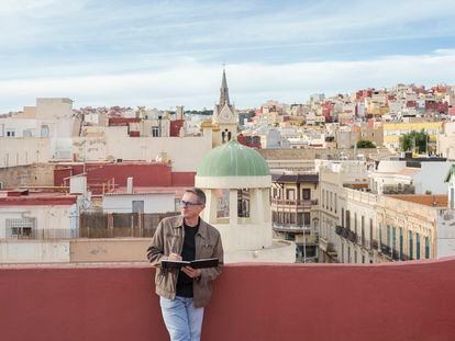 El pintor Carlos Baeza, en una azotea del centro de Melilla.