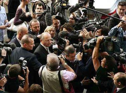 Ron Dennis, rodeado de medios de comunicación en París
