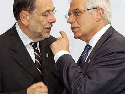 Javier Solana (a la izquierda) y Josep Borrell, en Luxemburgo.