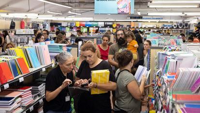 Unas familias compran material escolar antes del inicio del curso en un gran establecimiento de Barcelona, el pasado martes.