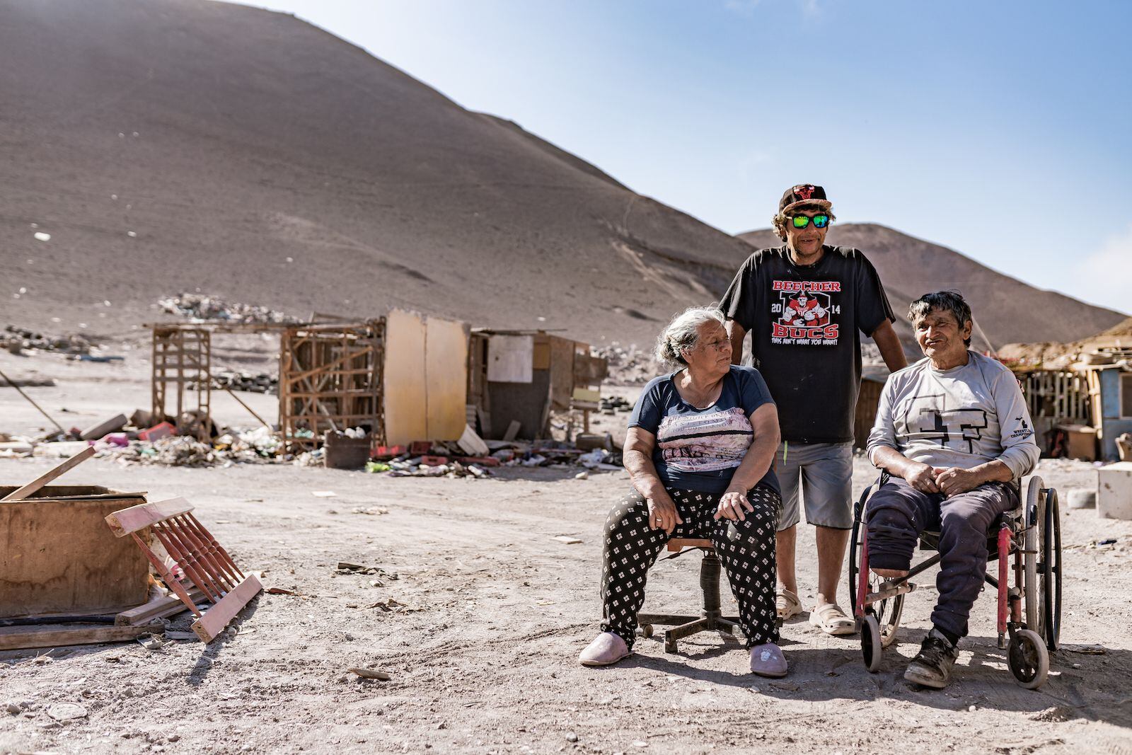 Manuela Medina (izquierda) junto a su familia, cerca de una pila de ropa en el desierto de Atacama.