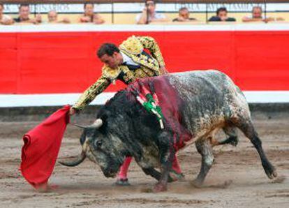 Antonio Ferrera, en su segundo toro en la segunda de las Corridas Generales de Bilbao, en 2012.