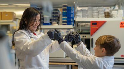 La investigadora Diana Azzam con Logan Jenner, uno de los participantes de su estudio para identificar los fármacos más certeros para tratar tumores infantiles.