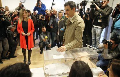 Pedro Sánchez, acompanyat de la seva dona, Begoña Gómez, vota en un col·legi de Pozuelo de Alarcón (Madrid).
