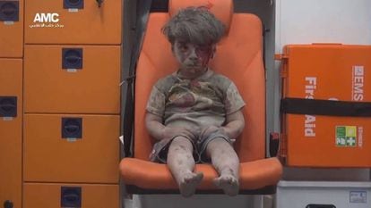El peque&ntilde;o Omran, de cinco a&ntilde;os, sobrevivi&oacute; a un bombardeo en la ciudad siria de Alepo en agosto del a&ntilde;o pasado.