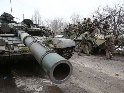 Soldados ucranios se preparan para repeler un ataque el día 24 en la región de Lugansk.
