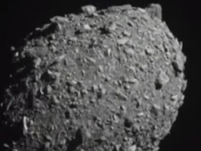 El asteroide Dimorfo, fotografiado por la sonda DART segundos antes del impacto.