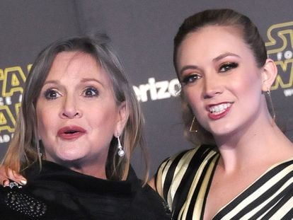 La actriz Carrie Fisher y su hija Billie Lourd en una premiere de 'La guerra de las galaxias en California, en 2015.