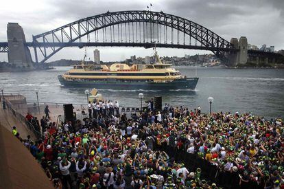 El equipo australiano de cricket junto a decenas de seguidores.