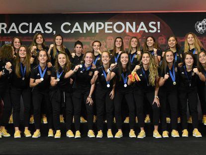 Las jugadoras, en un hotel madrileño antes de en un encuentro con el presidente de la Federación, Luis Rubiales.