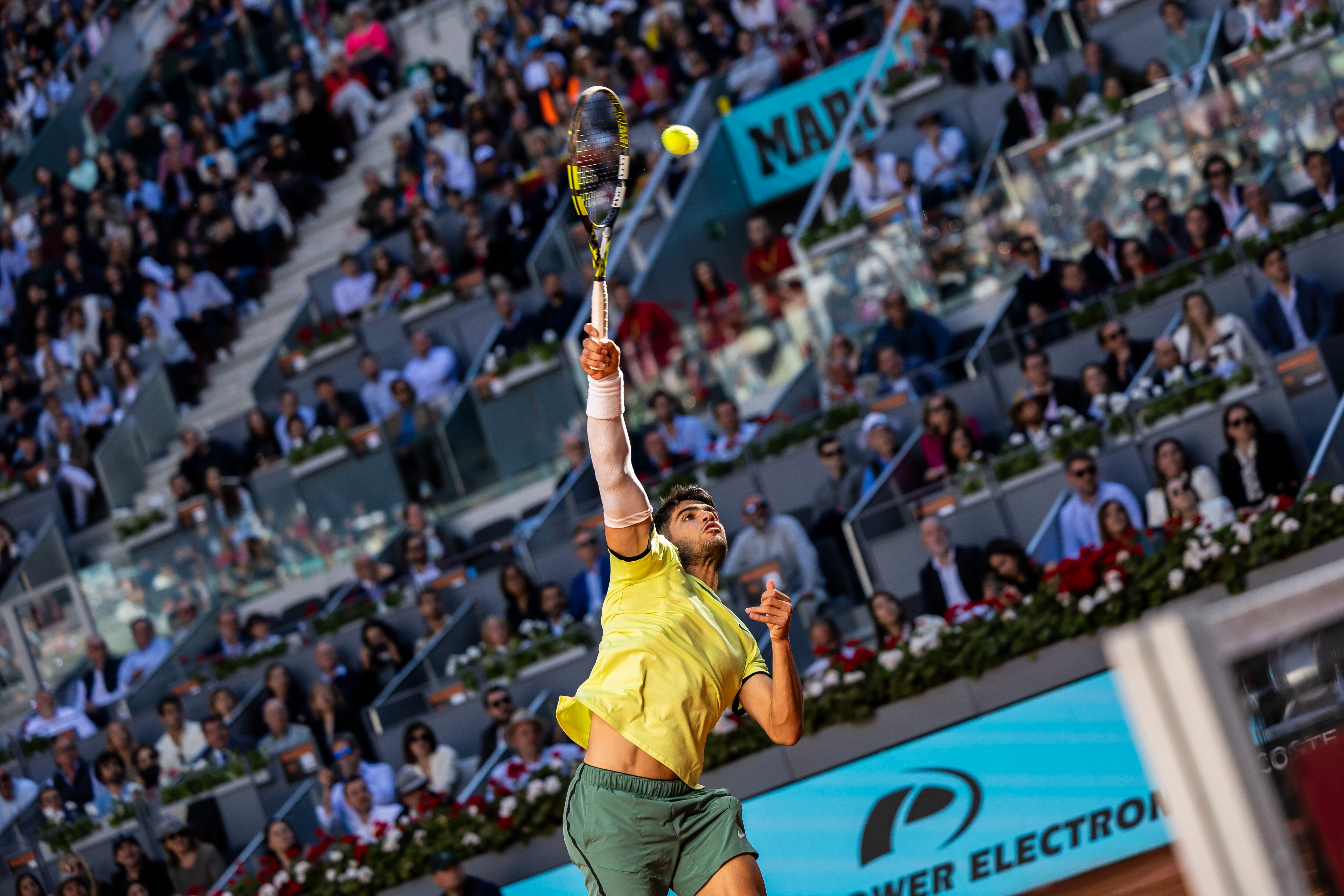 El tenista español Carlos Alcaraz, durante su partido de octavos de final del Mutua Madrid Open disputado este martes en las instalaciones de la Caja Mágica.