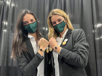 Coralice García y Romary Ludivine posan en el CES de Las Vegas 2022 con Myeli, una joya que permite mandar alertas.