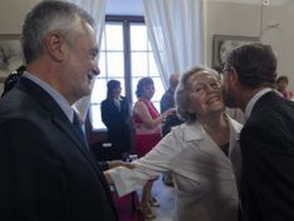  El presidente de la C&aacute;mara andaluza, Manuel Gracia (d), besa a la hija de Blas Infante, Mar&iacute;a de los &Aacute;ngeles Infante, en presencia del presidente de la Junta de Andaluc&iacute;a, Jose Antonio Gri&ntilde;&aacute;n.