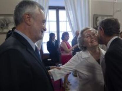  El presidente de la C&aacute;mara andaluza, Manuel Gracia (d), besa a la hija de Blas Infante, Mar&iacute;a de los &Aacute;ngeles Infante, en presencia del presidente de la Junta de Andaluc&iacute;a, Jose Antonio Gri&ntilde;&aacute;n.