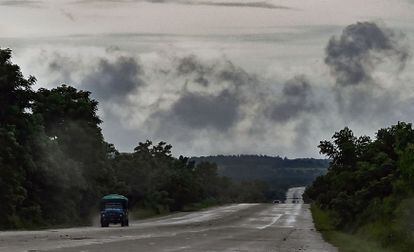 Nubes en una carretera de La Habana, el lunes.