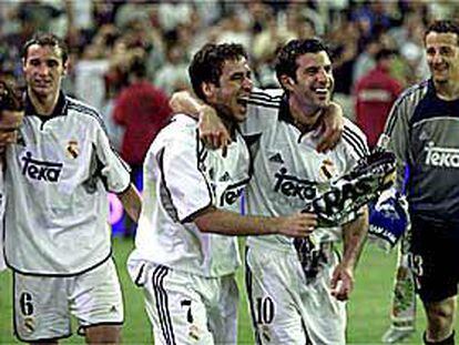 Raúl y Figo, en el centro, se abrazan sobre el césped del Bernabéu nada más cantar el alirón.