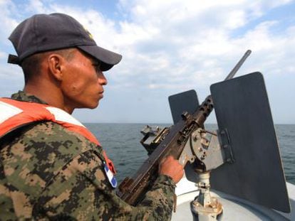 Un militar hondure&ntilde;o patrulla el Golfo de Fonseca.