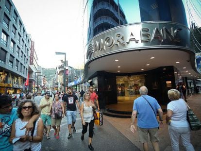 Una entidad bancaria en la c&eacute;ntrica calle Meritxell de Andorra.