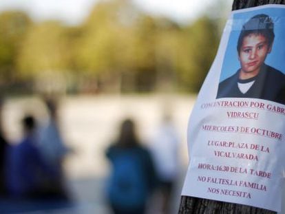 Un cartel con la foto de Gabriel, desaparecido en Vic&aacute;lvaro, en un &aacute;rbol del parque al que baj&oacute; a jugar cuando se le perdi&oacute; la pista.